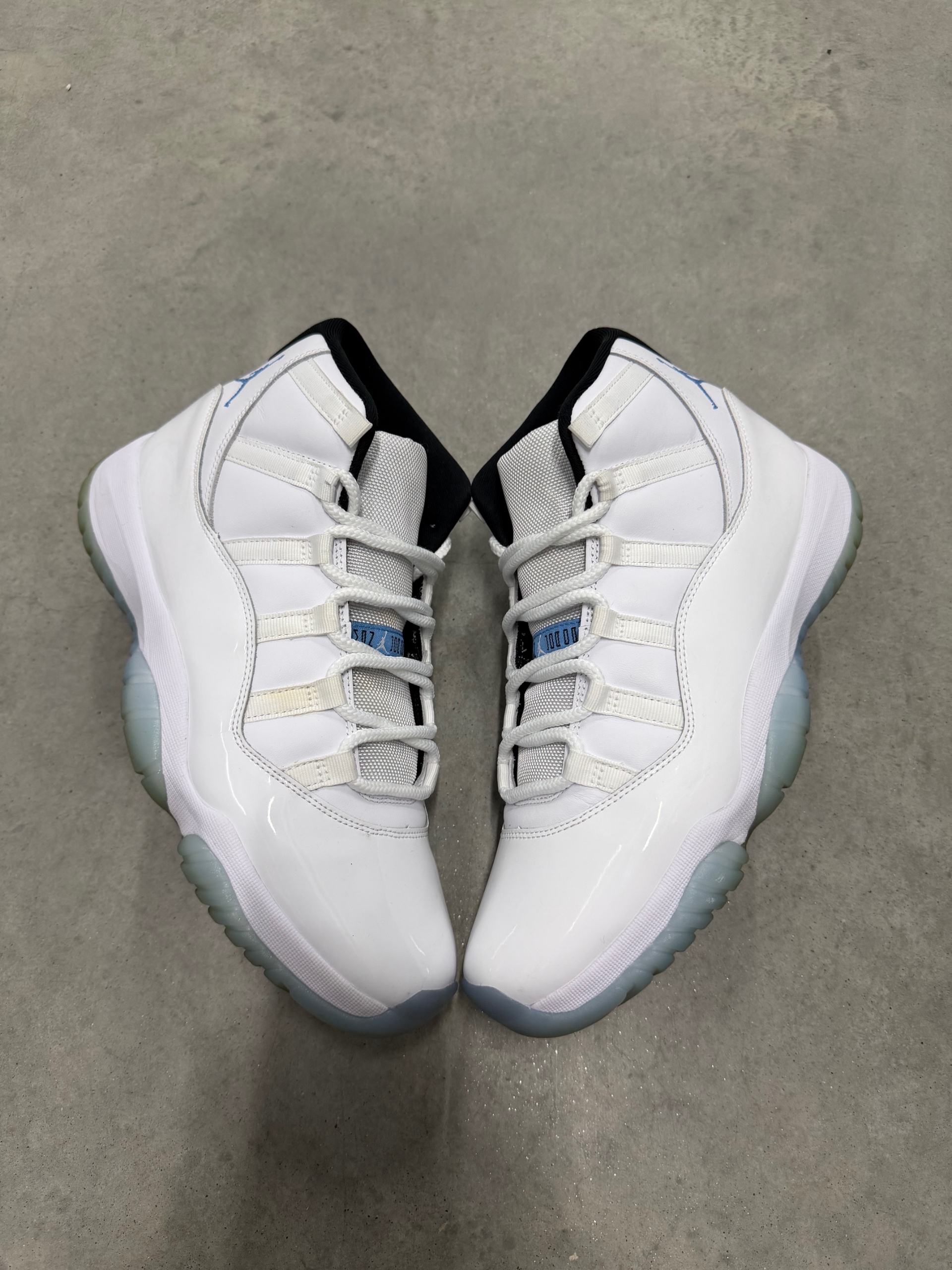 JORDAN 11 Legend Blue