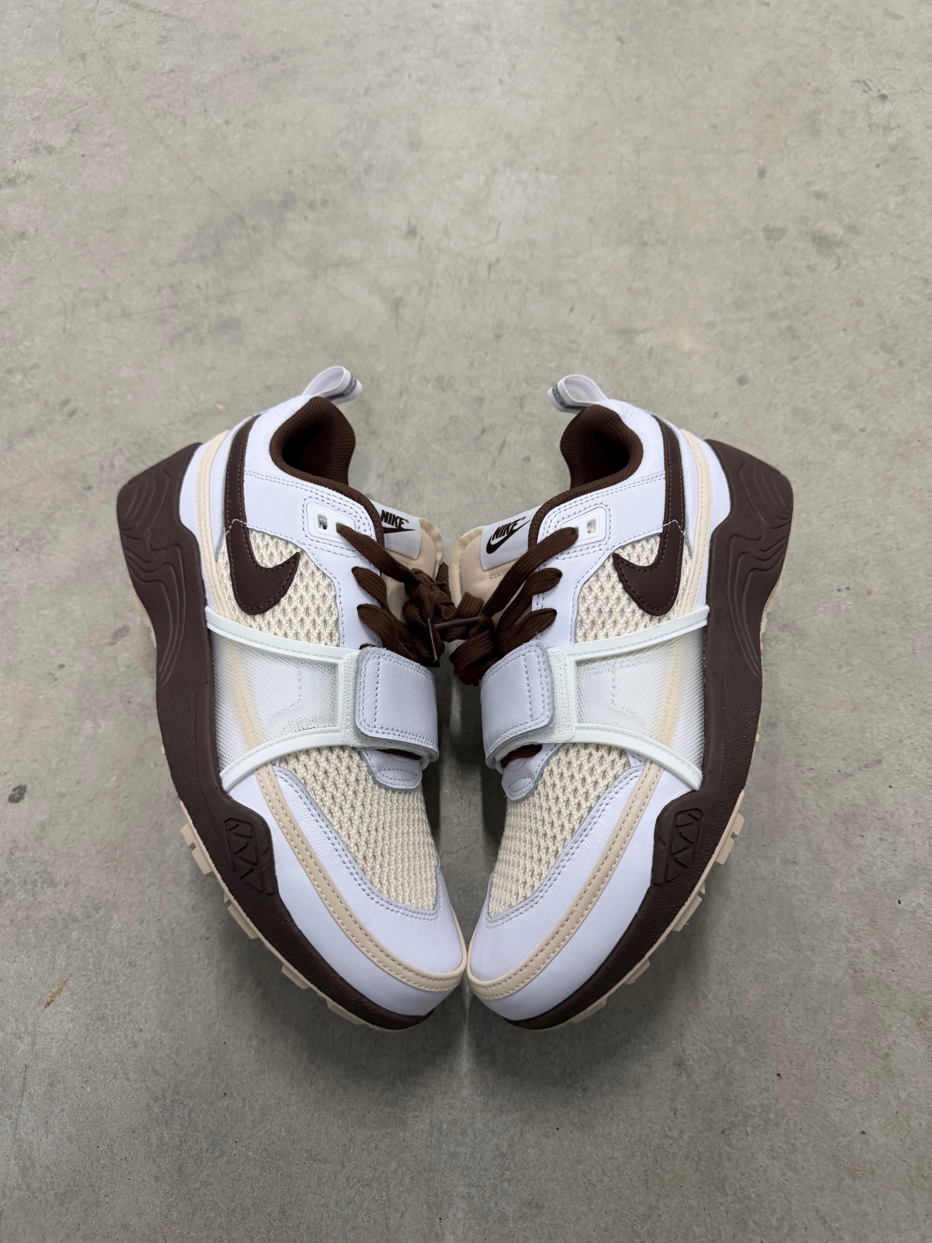 TRAVIS SCOTT NIKE ZOOM FIELD JAXX Light Chocolate